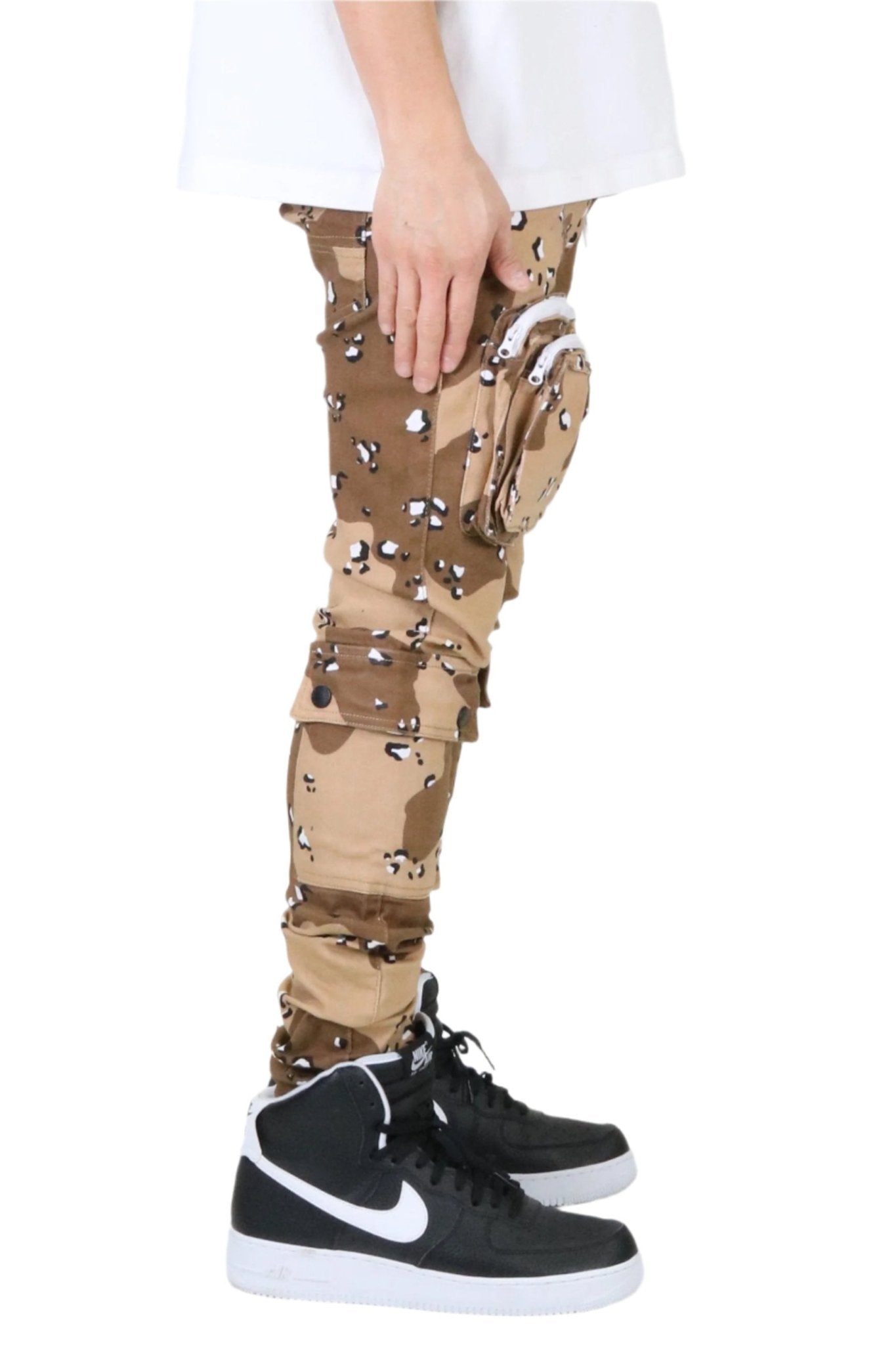 MONT Men's premium twill desert camo pattern cargo pants.