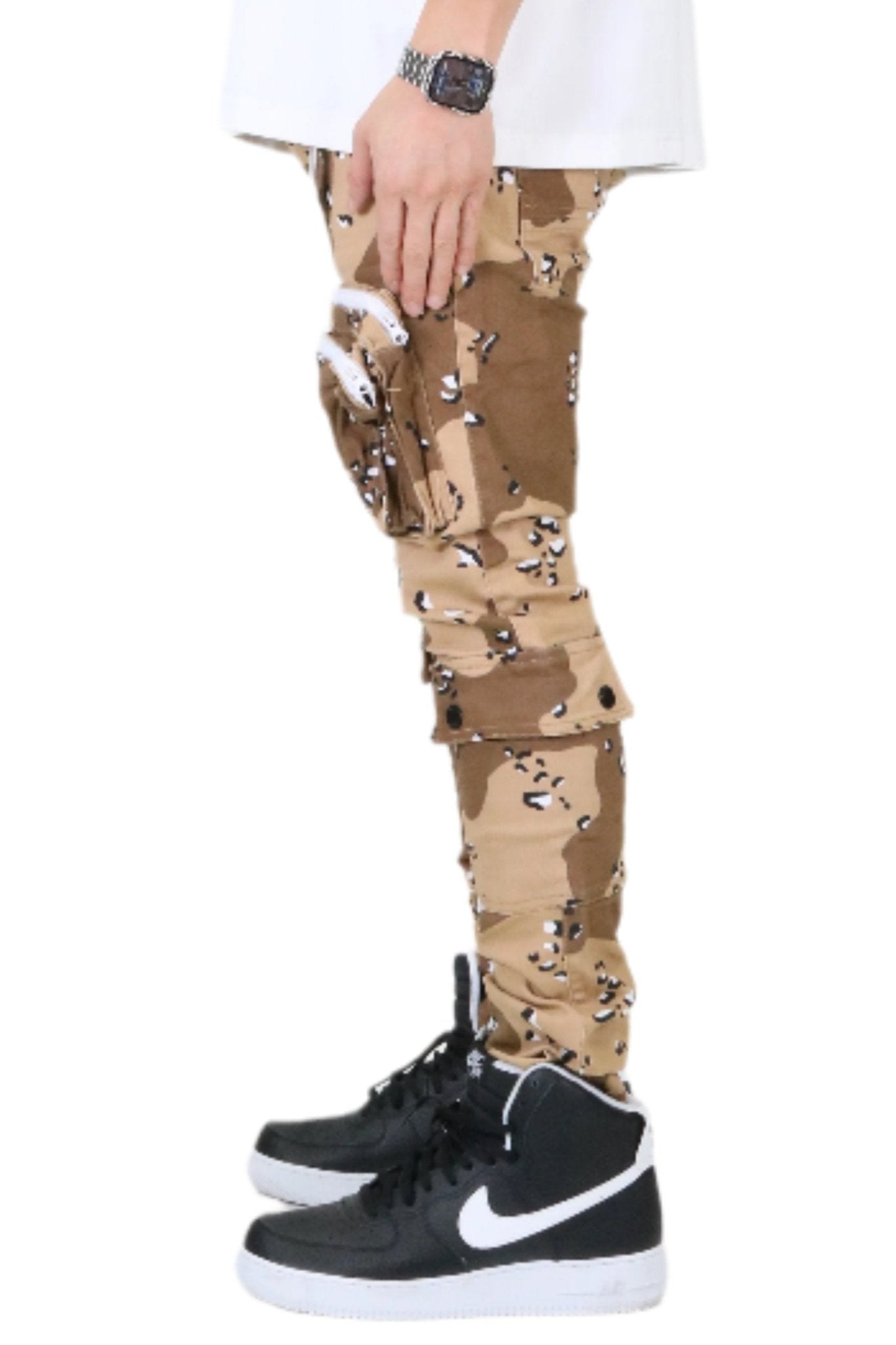 MONT Men's premium twill desert camo pattern cargo pants.